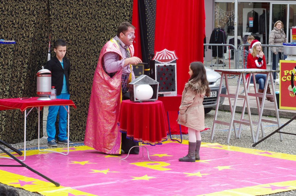 Magicien attachant et amusant pour enfants